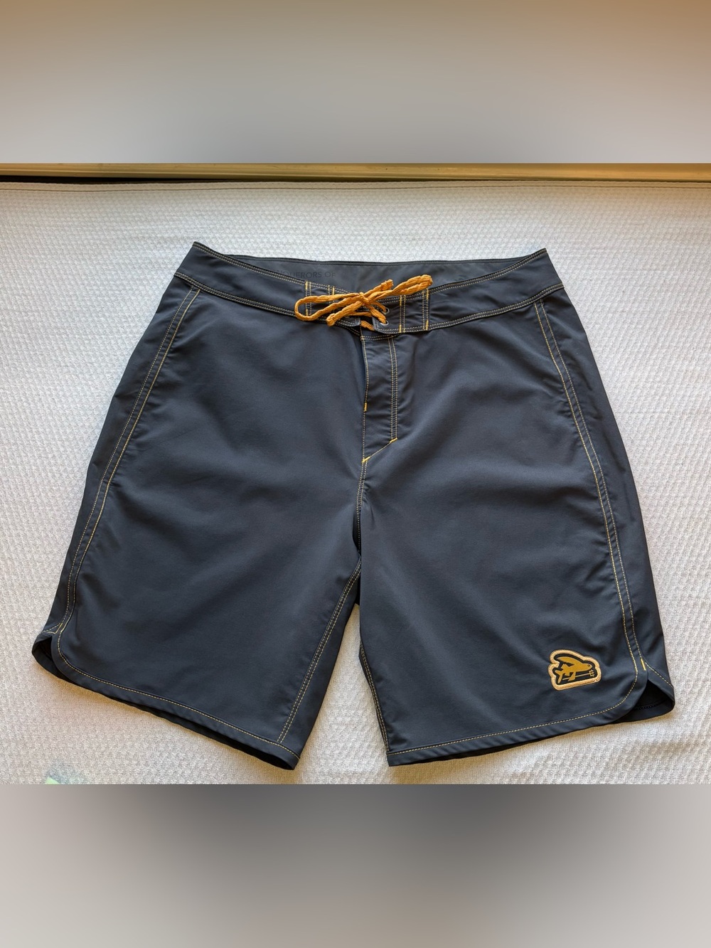 Patagonia Men's Hydropeak Scallop Boardshorts - 18" in dark gray/yellow size 30